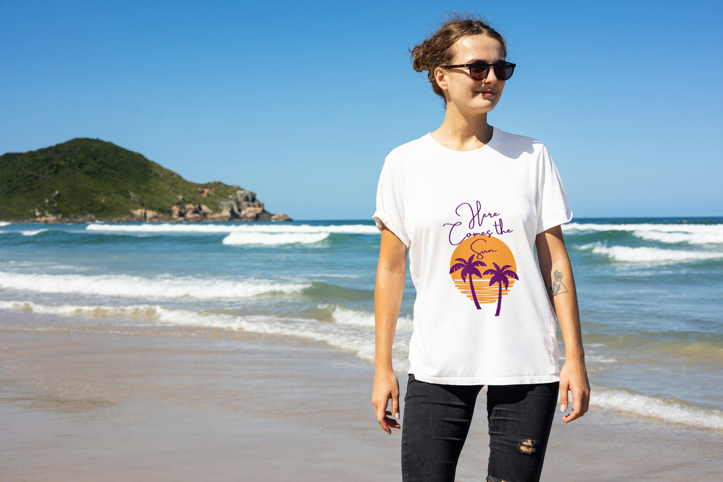 GRAPHIC PRINTED CLASSIC CREW TSHIRT - HERE COMES THE SUN