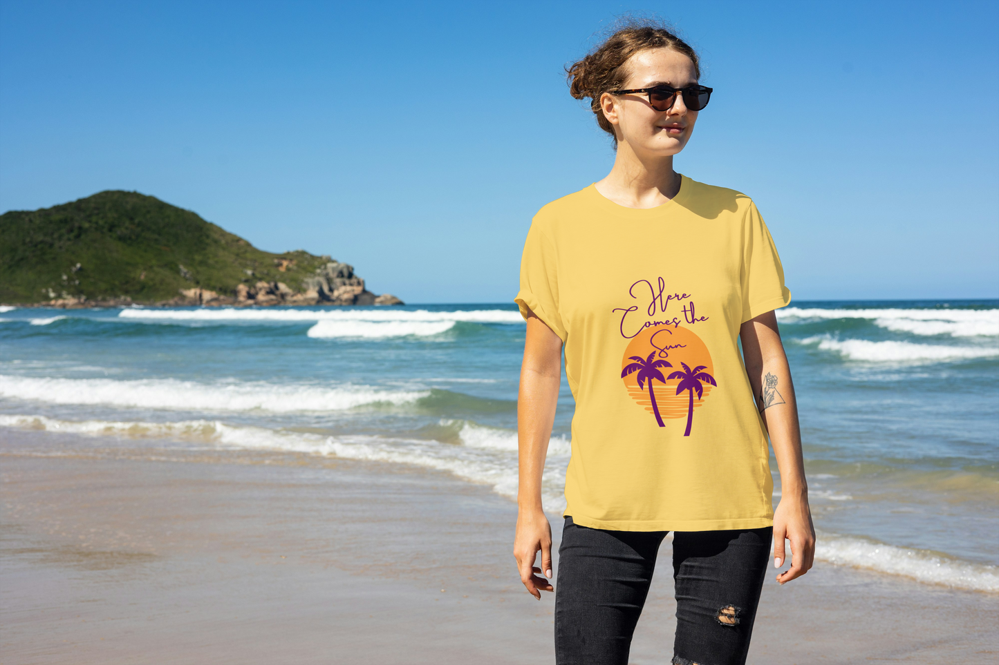 GRAPHIC PRINTED CLASSIC CREW TSHIRT - HERE COMES THE SUN