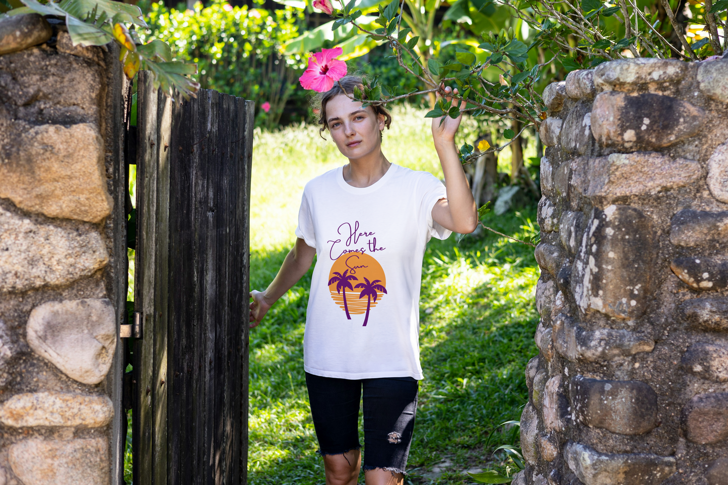 GRAPHIC PRINTED CLASSIC CREW TSHIRT - HERE COMES THE SUN