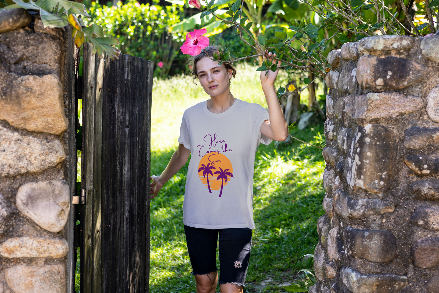 GRAPHIC PRINTED CLASSIC CREW TSHIRT - HERE COMES THE SUN