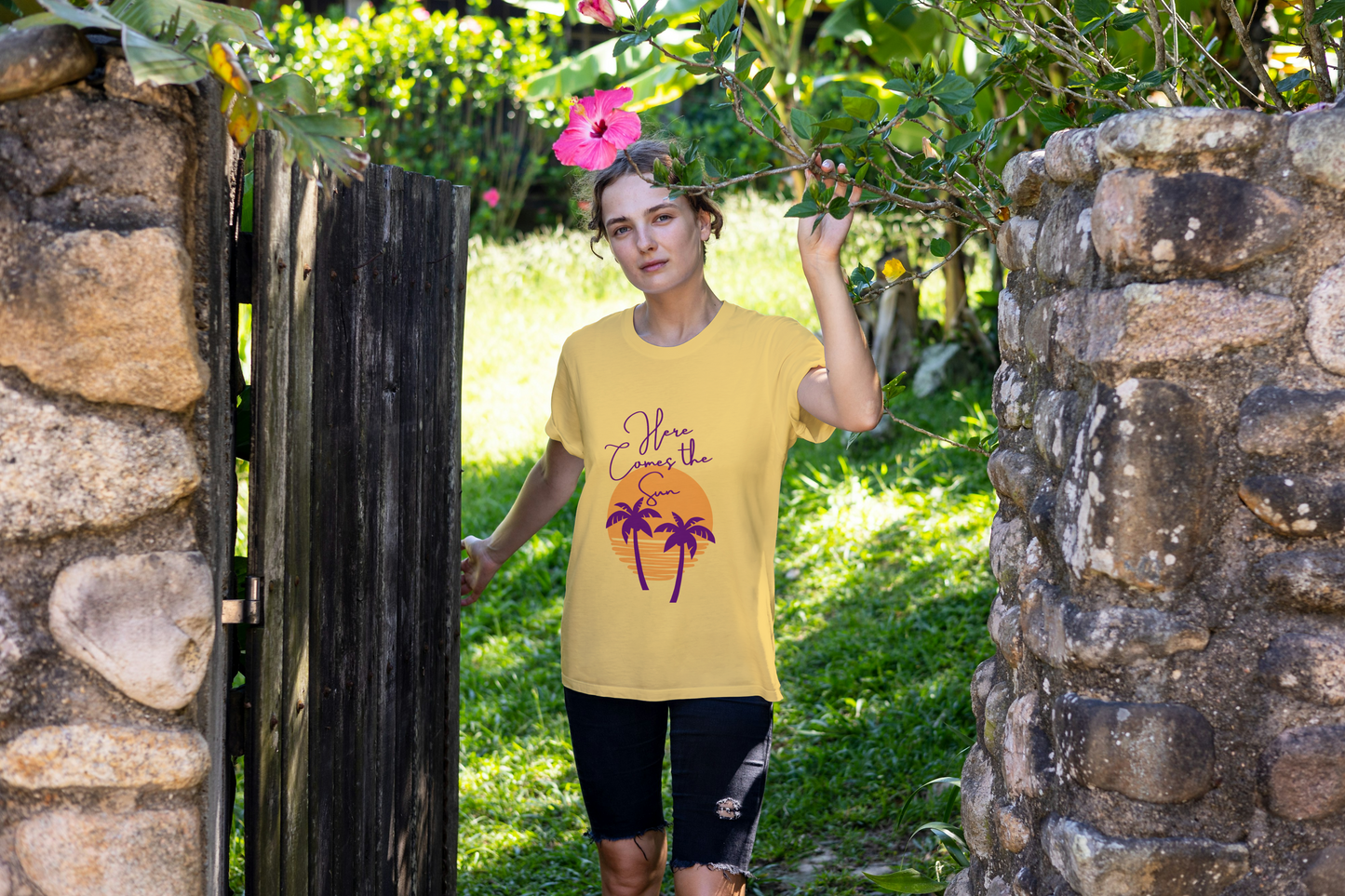 GRAPHIC PRINTED CLASSIC CREW TSHIRT - HERE COMES THE SUN