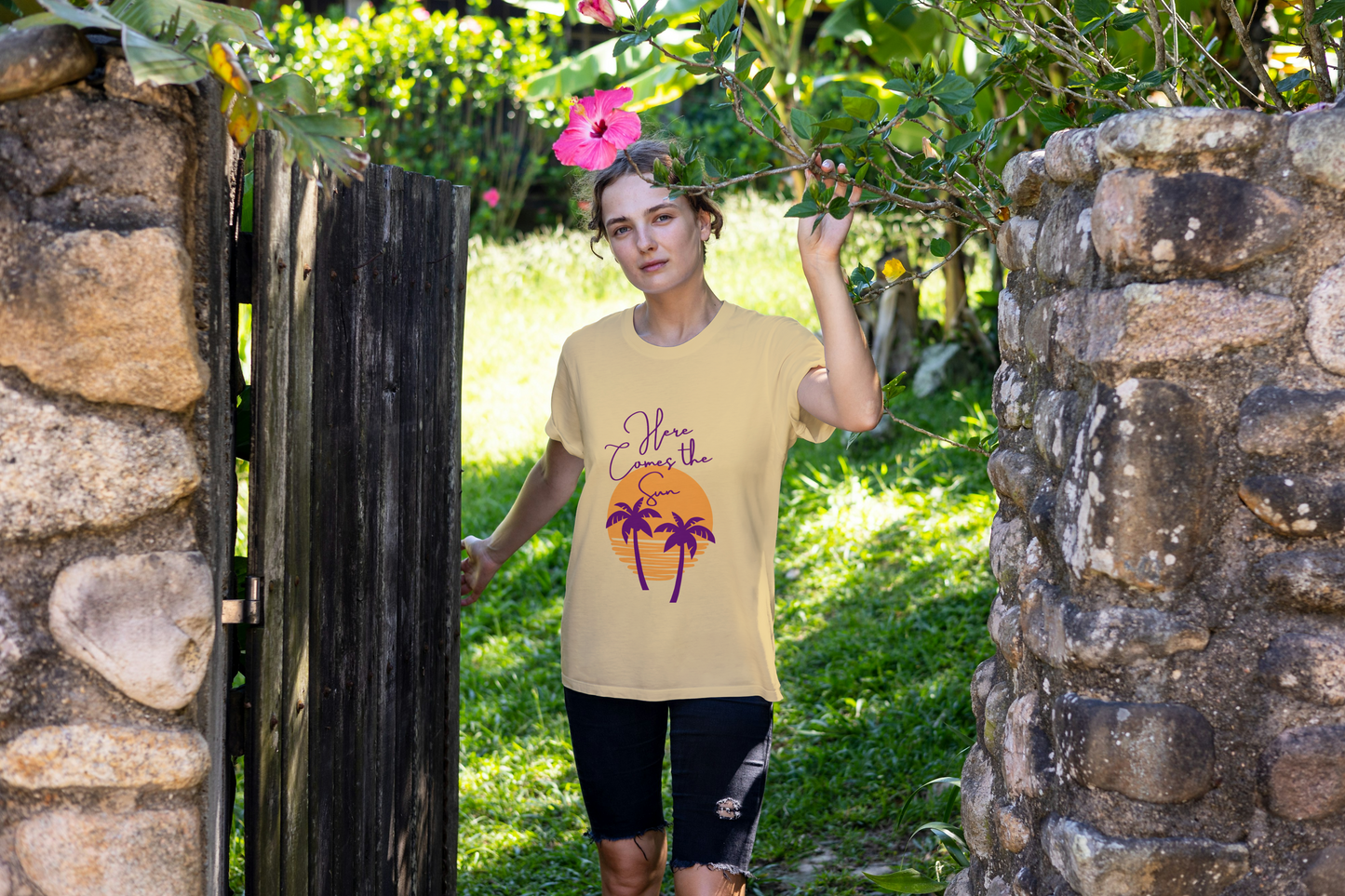 GRAPHIC PRINTED CLASSIC CREW TSHIRT - HERE COMES THE SUN