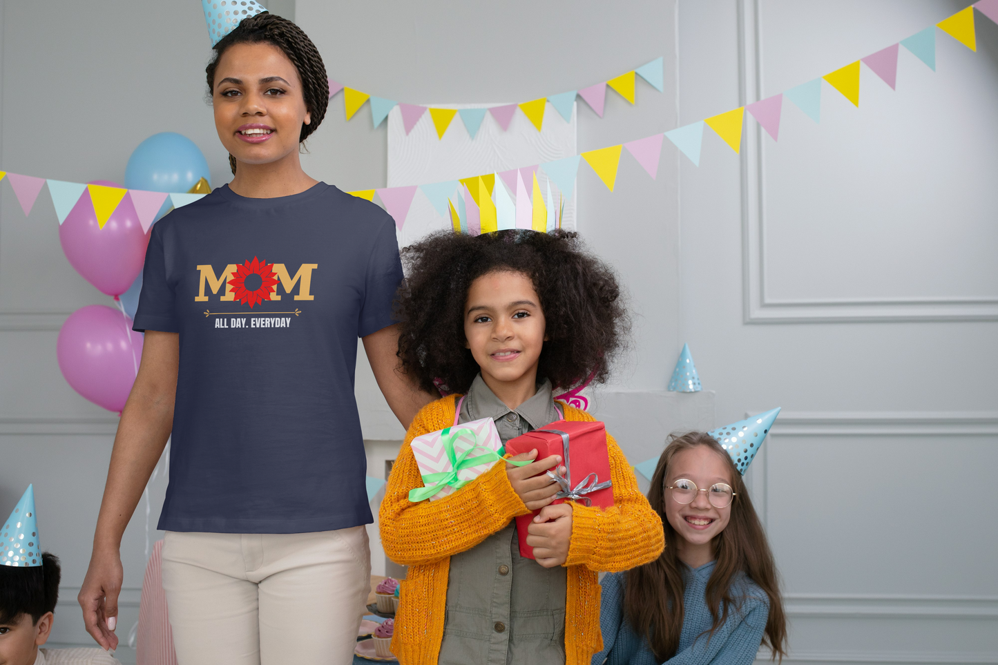 GRAPHIC PRINTED CLASSIC CREW TSHIRT - MOM ALL DAY EVERYDAY