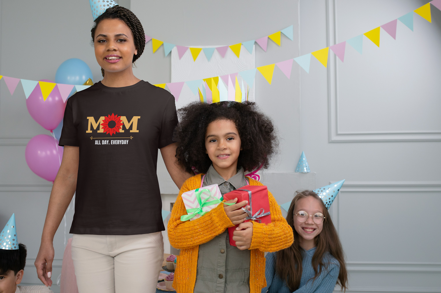 GRAPHIC PRINTED CLASSIC CREW TSHIRT - MOM ALL DAY EVERYDAY