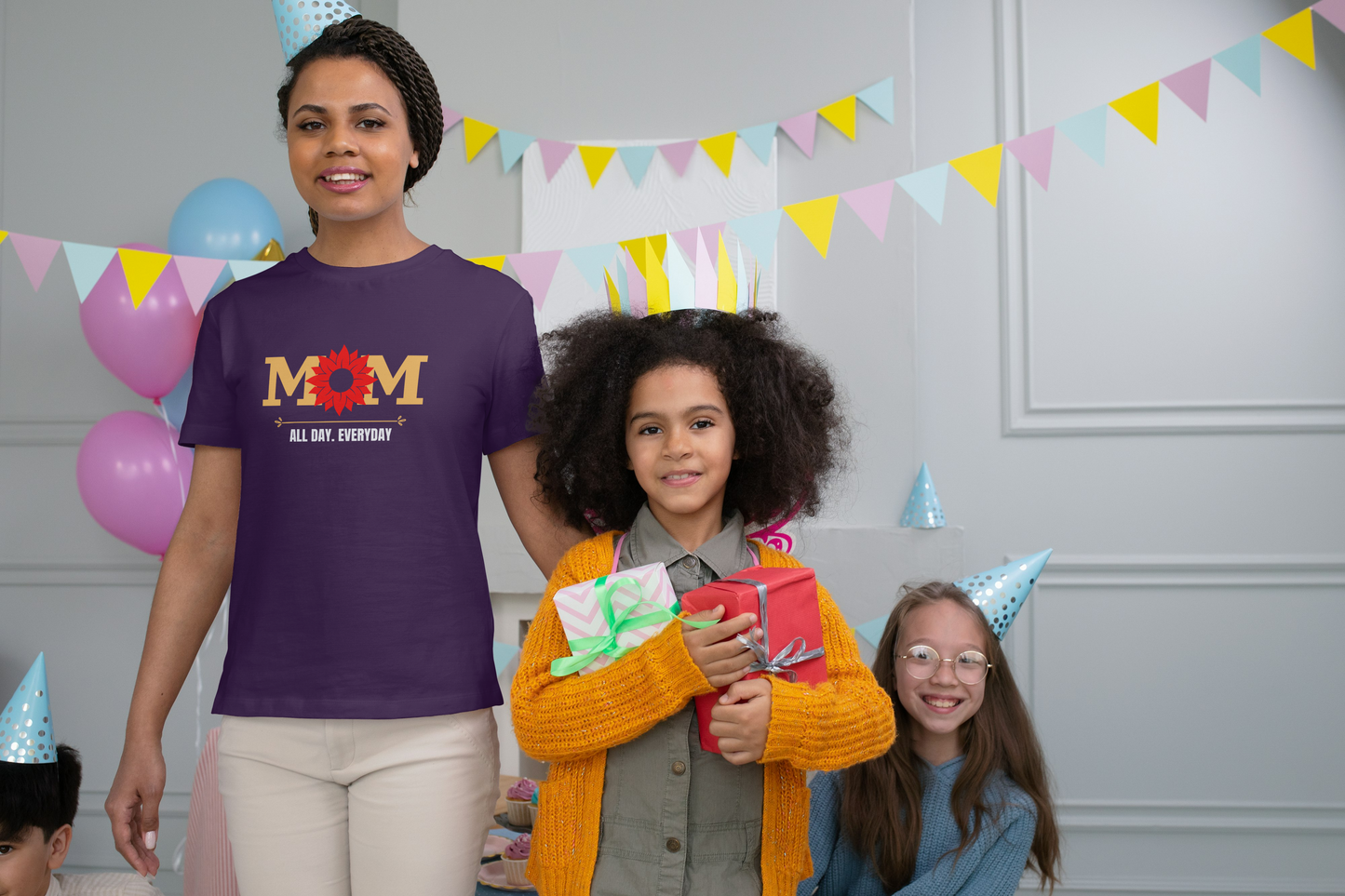 GRAPHIC PRINTED CLASSIC CREW TSHIRT - MOM ALL DAY EVERYDAY